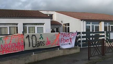 En Loire-Atlantique, des parents d'élèves ont retiré leurs enfants d'une école primaire de Corsept, ville située près de Nantes. Ils se mobilisent pour dénoncer le comportement d'un enseignant de CE2 à qui ils reprochent des violences psychologiques. (FRANCE 3)