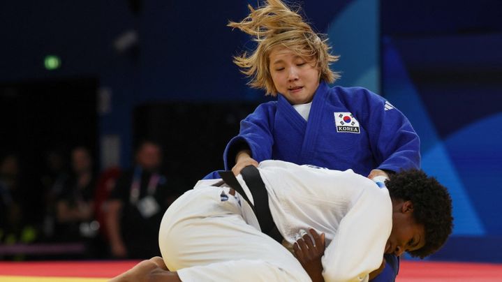 La judokate Sud-Coréenne Kim Ji-su prend le dessus face à Marie-Eve Gahié durant le quart de finale de la compétition par équipes mixtes, lors des JO de Paris 2024, le samedi 3 août. (JACK GUEZ / AFP)