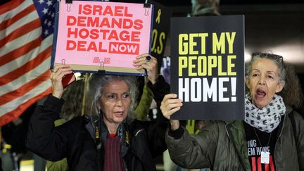 Des manifestantes réclament la libération des otages de la bande de Gaza à Tel Aviv (Israël), le 12 décembre 2024. (JACK GUEZ / AFP)