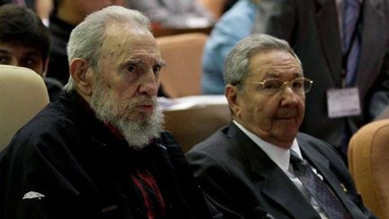 Fidel et Raul Castro, lors de la séance inaugurale de la nouvelle Assemblée nationale cubaine, le 24 février 2013. (AFP/Ismael Francisco)