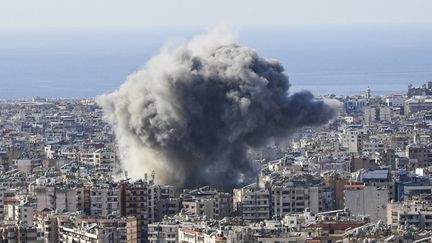 De la fumée noire s'élève parmi les immeubles résidentiels à la suite d'une frappe aérienne israélienne sur le quartier de Dahieh, au sud de Beyrouth, au Liban, le 16 novembre 2024. (FADEL ITANI / NURPHOTO / AFP)