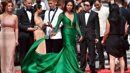 Autour de l'actrice Maria Isabel Lopez, l'équipe du film philippin monte les marches
 (LOIC VENANCE / AFP)