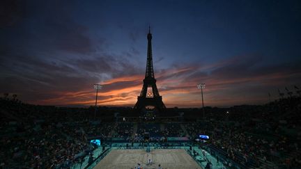 Les pieds dans le sable. Les épreuves olympiques de beach-volley ont débuté, 27 juillet, dans l'éphémère Stade Tour Eiffel, où le plus célèbre monument de Paris semble apprécier le spectacle.