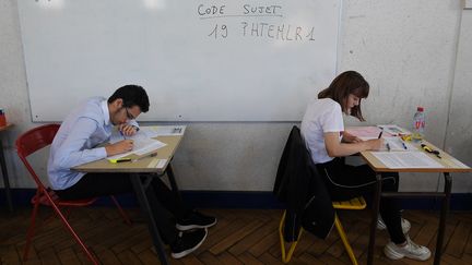 Des étudiants passent l'épreuve de philosophie du baccalauréat, le 17 juin 2019 à Strasbourg (Bas-Rhin). (FREDERICK FLORIN / AFP)