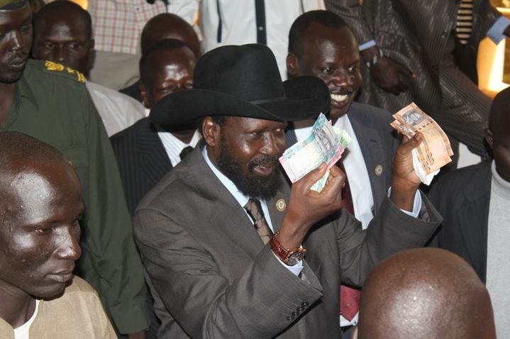 Le président Salva Kiir montre les nouveaux billets de la monnaie sud-soudanaise le 18 juillet 2011, à Juba quelques jours après l'indépendance du pays.  (AFP PHOTO/STR)