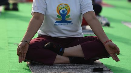 Une femme pratiquant le yoga à New Delhi (Inde). Photo d'illustration. (MONEY SHARMA / AFP)