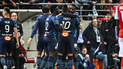 Les Marseillais célébrant le but de Gerson, synonyme de victoire&nbsp;lors de la rencontre de Ligue 1 entre Reims et Marseille, le 24 avril 2022 au stade Auguste Delaune.&nbsp; (MATTHIEU MIRVILLE / AFP)