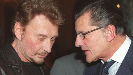 Jean-Claude Camus, producteur pendant 30 ans de Johnny Hallyday, ici avec le chanteur en 1999 (JEAN-PIERRE MULLER / AFP)