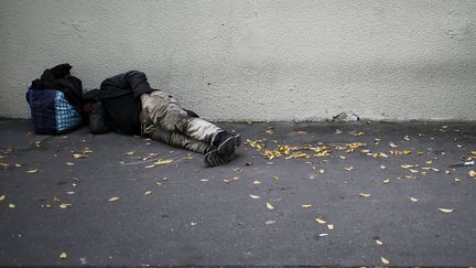 Un homme sans abri dort dans la rue, à Caen (Calvados), le 14 septembre 2018. (CHARLY TRIBALLEAU / AFP)