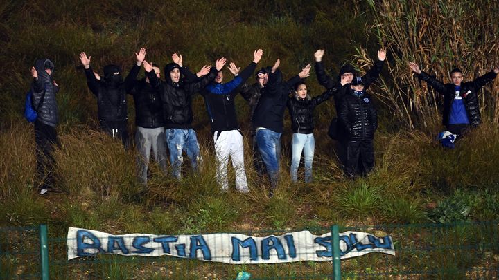 Des supportes bastiais&nbsp;encouragent leur &eacute;quipe &agrave; l'ext&eacute;rieur du stade de la Fos-sur-Mer. (ANNE-CHRISTINE POUJOULAT / AFP)