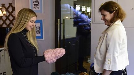 Yelena Tretyakova, 56, retraitée et participante au projet Granny's, présente ses tricots à Ioulia Aliyeva, 27 ans et fondatrice du projet.
 (OLGA MALTSEVA/AFP)