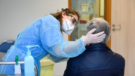 Un membre du secteur médical avec un patient lors d'un test de dépistage du coronavirus, en mars 2020, au CHU de Nantes.&nbsp; (FRANCK DUBRAY / MAXPPP)