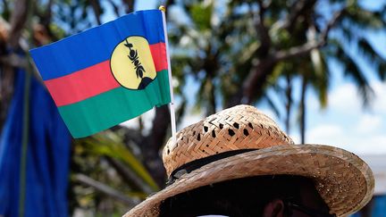 Un homme portant le drapeau Kanak sur son chapeau à Nouméa, le 24 septembre 2020. (THEO ROUBY / AFP)