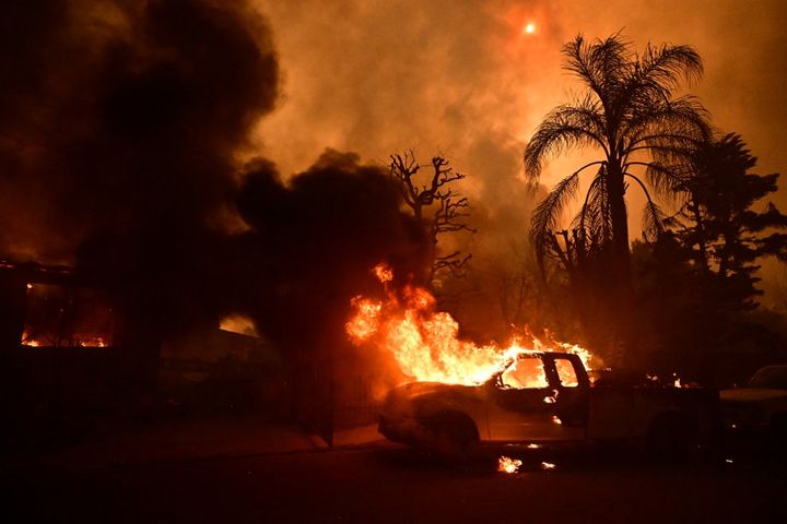 Un véhicule détruit par les flammes à Altadena, dans le comté de Los Angeles (Californie, Etats-Unis), le 8 janvier 2025. (ROBYN BECK / AFP)