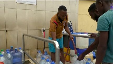 Cameroun : le difficile accès à l’eau potable dans la capitale (images AFP)