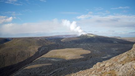 Un panache de fumée s'échappe d'un cratère volcanique de la vallée de Geldingadalir, le 15 septembre 2021 à Fagradalsfjall (Islande). (JEREMIE RICHARD / AFP)