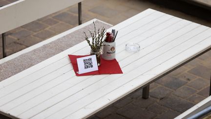 Ilustration d'un QR code à la terrasse d'un restaurant en Allemagne, en avril 2021. (JAN WOITAS / DPA-ZENTRALBILD)