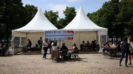 Des scientifiques proposent une formation aux enjeux environnementaux aux députés, le 21 juin 2022 à Paris. (MAXPPP)