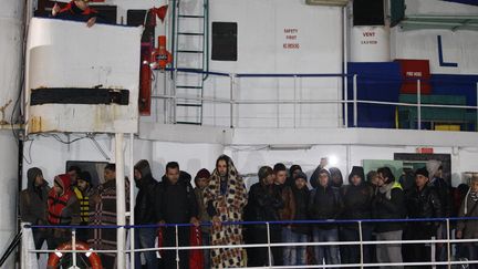 Des migrants sur le pont de l'Ezadeen, le 3 janvier 2015 &agrave; son arriv&eacute;e en Calabre (Italie).&nbsp; (  REUTERS)