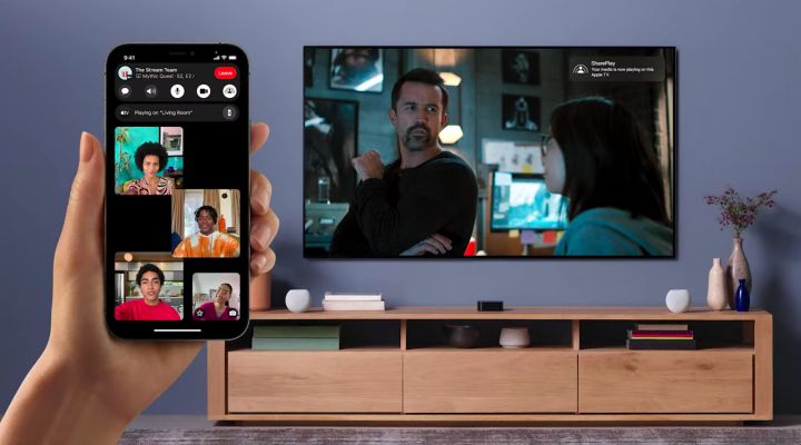 Des amis regardent ensemble mais à distance une vidéo sur leur télé grâce à la fonctionnalité Share Play. (APPLE)