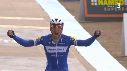 Le Belge Philippe Gilbert célèbre sa victoire lors de la 117e édition du Paris-Roubaix, à Roubaix, le 14 avril 2019. (FRANCETVSPORT)