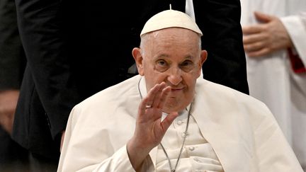 Le pape François dans la basilique Saint-Pierre, au Vatican, le 23 juillet 2023. (TIZIANA FABI / AFP)