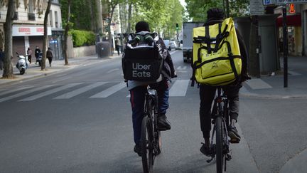 Des livreurs auto-entrepreneurs dans une rue de Paris. Photo d'illustration. (VICTOR VASSEUR / FRANCE-INFO)