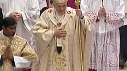 Le pape Benoît XVI s'avance dans la basilique Saint-Pierre avant de donner sa bénédiction Urbi et Orbi le 25/12/2009 (France 2)