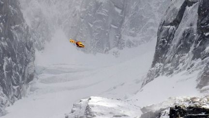 Les deux alpinistes avaient été repérés "immobiles" à 11h30, à 4050 mètres  d'altitude. (JEAN-PIERRE CLATOT / AFP)