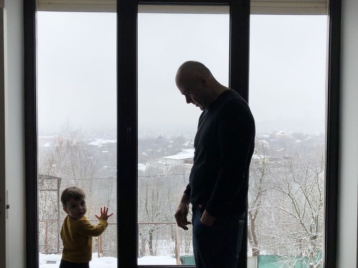 David Culot and his child Raphaël in their house in Kharkiv (Ukraine), February 2, 2022. (RAPHAEL GODET / FRANCEINFO)