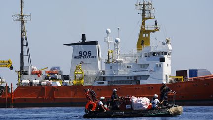 Migrants : le Sea-Watch accoste à Lampedusa