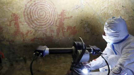 un motif en spirale, des personnages dont certains à cheval et d'autres illustrations sont peintes en rouge sur un mur à l'intérieur de la grotte. Sur ce site culturel du nord du Japon, très renommé, un archéologue du musée de l'Université Tohoku, Atsushi Fujisawa, a terminé, le 10 février 2017, de mesurer le tombeau à l'aide d'un scanner en 3-D. Cette collecte d'informations se fait avec le feu vert du gouvernement municipal de Futaba. En effet, la radioactivité ambiante a atteint, selon les endroits dans l'enceinte de confinement du réacteur 2, 650 sieverts par heure, une quantité de rayonnements telle qu'un humain y décèderait quasi instantanément. (unihiko Miura/AP/SIPA)