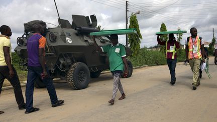 Un v&eacute;hicule de l'arm&eacute;e surveille le d&eacute;roulement du vote, le 28 mars 2015 &agrave; Otuoke (Nigeria). (AFOLABI SOTUNDE / REUTERS)