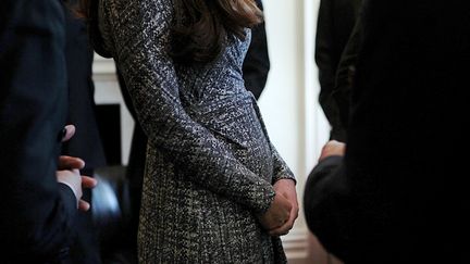 Le ventre arrondi de Catherine Middleton, duchesse de Cambridge en visite officielle &agrave; Londres (Royaume-Uni-, le 19 f&eacute;vrier 2013. (REUTERS)