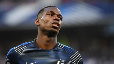 Le milieu de l'équipe de France Paul Pogba dans son maillot d'échauffement, avant un match amical contre l'Italie, à Nice (Alpes-Maritimes), le 1er juin 2018. (FRANCK FIFE / AFP)