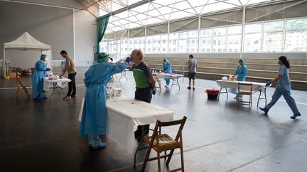 Dans un centre de dépistage à&nbsp;Azpeitia, en Espagne, le 15 août 2020. (ANDER GILLENEA / AFP)