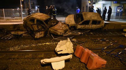 Sc&egrave;nes de violence&nbsp;mardi 20 octobre &agrave; Moirans (Is&egrave;re), apr&egrave;s que certains membres de la communaut&eacute; des gens du voyage ont incendi&eacute;&nbsp;des carcasses de voitures pour exiger une permission de sortie pour l'un de leurs proches. (PHILIPPE DESMAZES / AFP)