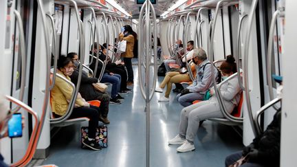 Des voyageurs dans le métro de Rome (Italie), le 4 mai 2020. (REMO CASILLI / REUTERS)