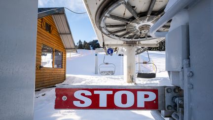 Un panneau Stop bloque l'accès aux télésièges, le 13 janvier 2021, au Mourtis (Haute-Garonne). (ADRIEN NOWAK / HANS LUCAS)