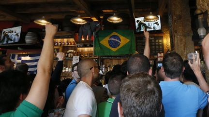 &nbsp; (Dans un bar hier soir à Lyon © REUTERS / Robert Pratta)