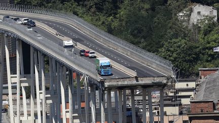 Le pont Morandi, à Gênes (Italie) au lendemain de son effrondrement, le 15 août 2018. (VALERY HACHE / AFP)