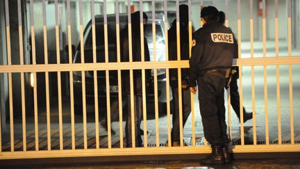 Des policiers fouillent des garages utilis&eacute;s par les suspects interpell&eacute;s lors du coup de filet antiterroriste, le 9 octobre 2012 &agrave; Torcy (Seine-et-Marne). (MEHDI FEDOUACH / AFP)