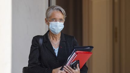 La ministre Elisabeth Borne quitte le palais de l'Elysée à Paris le 31 mars 2021. (LUDOVIC MARIN / AFP)