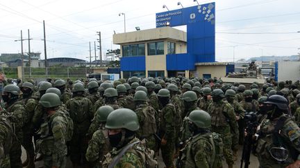 Une force conjointe de 4 000 hommes a mené une opération de sécurité dans la prison de Guayaquil (Equateur), le 12 août 2023, à la suite de l'assassinat du candidat à la présidence Fernando Villavicencio. (GERARDO MENOSCAL / AFP)