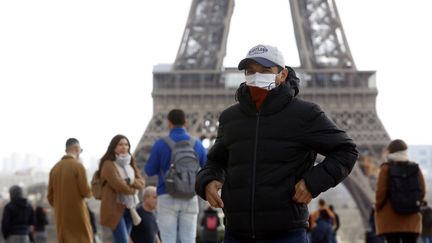 Un touriste portant un masque, à Paris, le 3 mars 2020. (MEHDI TAAMALLAH / NURPHOTO / AFP)