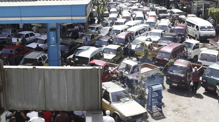 Une immense file d'attente devant une station essence du Caire (Egypte), le 26 juin 2013. (MOHAMED ABD EL GHANY / REUTERS)