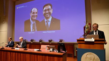 Patrik Ernfors, membre du comité attribuant le prix Nobel de médecine, annonce l'identité des deux lauréats lundi 4 octobre à Stockholm (Suède). (JONATHAN NACKSTRAND / AFP)