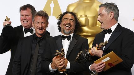 Le r&eacute;alisateur de "Birdman" Alejandro Gonz&aacute;lez I&ntilde;&aacute;rritu pose avec l'acteur Sean Penn et les deux producteurs de son film, James W. Skotchdopole (&agrave; g.) et&nbsp;John Lesher (&agrave; d.), le 22 f&eacute;vrier 2015. ( LUCY NICHOLSON / REUTERS)