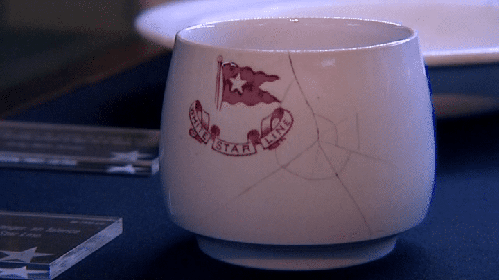 Une tasse aux couleurs de la compagnie "White Star Line"
 (France3/culturebox)