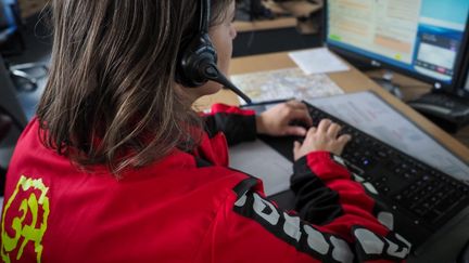 Un centre d'appel des pompiers à Tours (Indre-et-Loire), le 23 décembre 2018. (GUILLAUME SOUVANT / AFP)